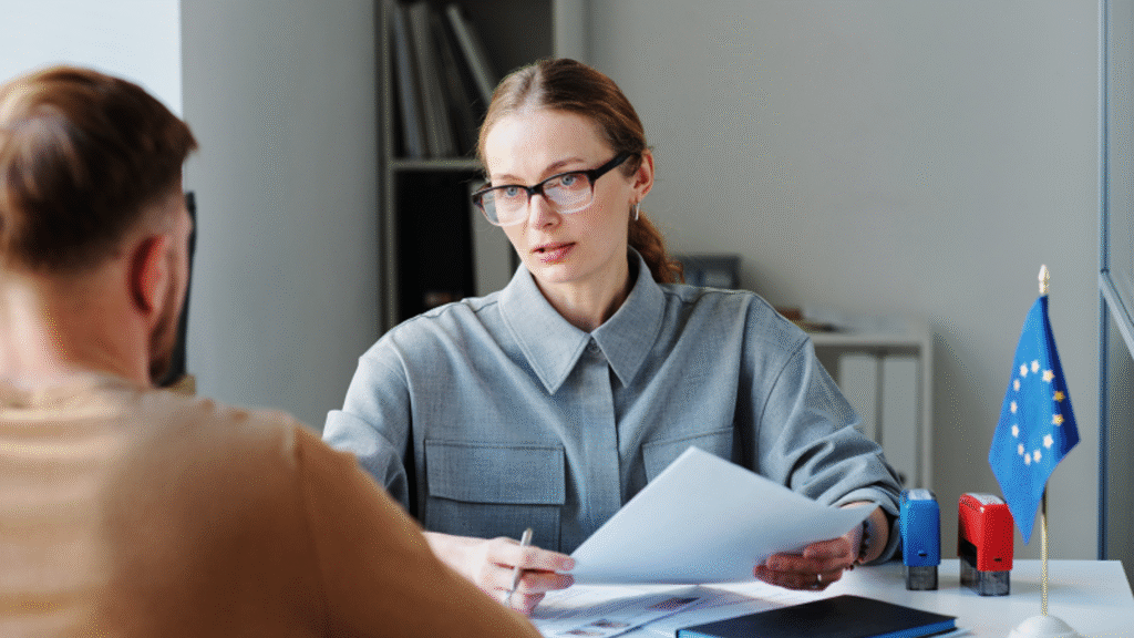 Femme qui recrute un homme