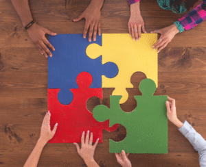 Personnes assemblant un puzzle coloré