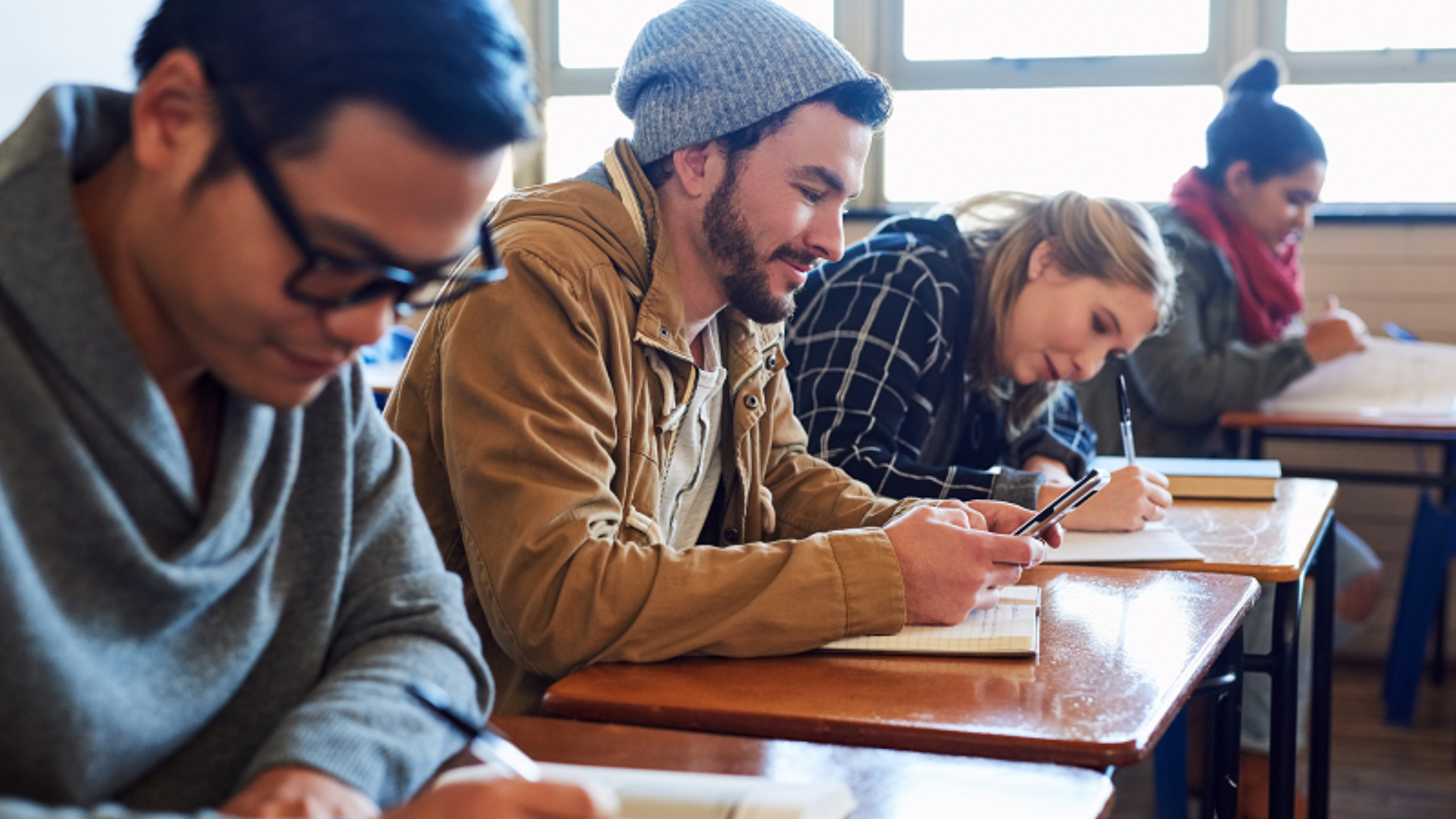 Formation ou atelier avec participants écrivant sur bloc-notes