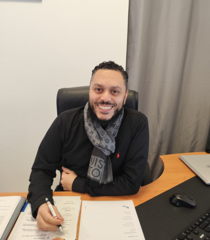 Homme souriant en réunion assis à une table