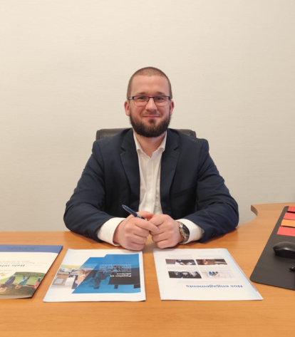 Homme en costume assis à un bureau avec documents