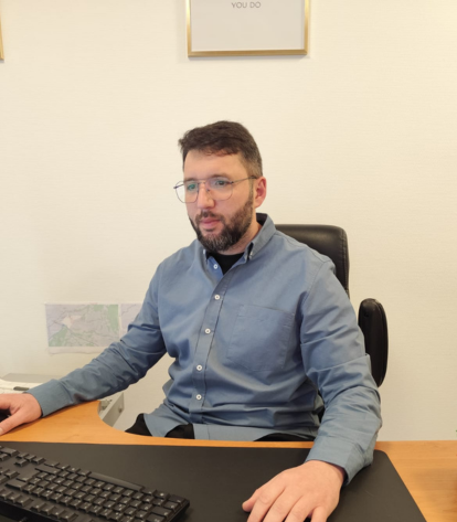 Homme travaillant sur ordinateur bureau