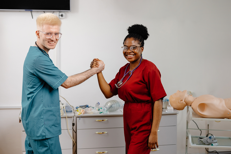 deux soignants se saluent dans un service médico-social